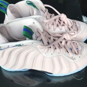 Nike womans Foampostie NEW